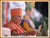 Swamishri at the assembly, Dharampur, 3 May 1999