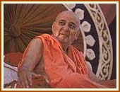Swamishri in a contemplative mood, Kosamba, 5 May 1999