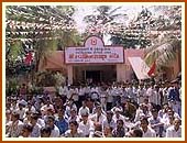 An assembly at Shri Akshar Purushottam Swaminarayan Mandir, Selvas, 9 May 1999
