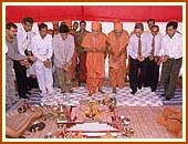 Performing the ground breaking   ceremony of the Garden (Akshardham Complex), Mumbai, 13 May 1999