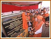 Unveiling the plaque of the Akshardham Garden Complex, Mumbai,  13 May 1999