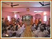 Performing the Murti Pratistha at Shri Akshar Purushottam Swaminarayan Mandir, Nani Tambadi, 10 May 1999