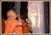Swamishri minutely observes the subtle sculpture work on the pillars and ceilings