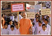 Swamishri holds a placard during a Deaddiction rally by the Sanstha's Children's Forum