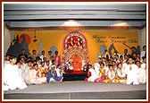 Swamishri with balaks who had presented the Bal Din program