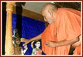 Swamishri offering pujan during the murti pratishtha of Shiva Panchayatan