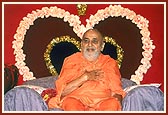 Kishore Din: Swamishri praises the adherence of Kishores to Satsang niyams