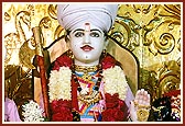 Beautifully adorned murti of Shri Harikrishna Maharaj 