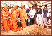 Swamishri performs the foundation-stone laying ceremony of PIIT which will provide technological education to tribal youths