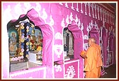 Swamishri engaged in darshan of Thakorji