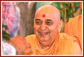 Swamishri in an illustrious and joyous mood