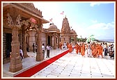 Swamishri circumambulates the mandir