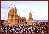 Devotees throng for Thakorji and Swamishri's darshan at the Shri Swaminarayan Mandir by the seashore in Tithal