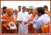 Shri Naveen Patnaik (Chief Minister of Orissa) and Swamishri  untie the thread and inaugurate  Banipat