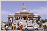 Swamishri arrives at the Shri Swaminarayan Mandir, Dumas