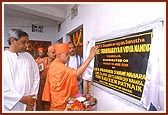 Shri Naveen Patnaik (C.M.), Swamishri and Divyasinghdev during the inauguration of the secondary school 