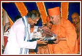 Swamishri presents a gift to Shri Divyasinghdev