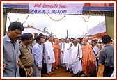 Swamishri with Chief Minister of Orissa Shri Naveen Patnaik (left) and government officials in Chakulia