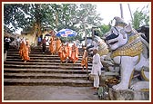 Swamishri arrives at the Indraduymna Sarovar