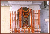 The shrine in memory of Nilkanth Varni's stay by the Indraduymna Sarovar. Shri Akshar Purushottam Maharaj and 'charnarvind' of Shriji Maharaj