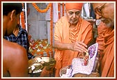 Swamishri performs pujan of Thakorji and murtis in the shrine