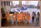 Swamishri departs from the Indraduymna Sarovar that still exudes an ancient ambience