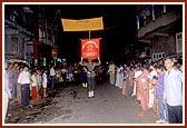 Swamishri is welcomed by the 'Yogi Dhwani Band' and 'Pramukh Dhwani Band' during his arrival at the Swaminarayan mandir in Kolkata