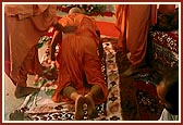 ... prostrates before Thakorji