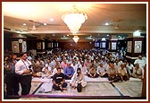 Leading Gujarati organizations honor and welcome Swamishri during a special assembly at Laxminarayan Mandir