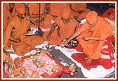 Swamishri and devotees perform the arti and rituals during the Bhumi-pujan of the complex on the new site