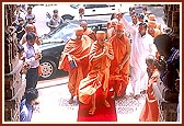 Swamishri arrives at the Dadar mandir
