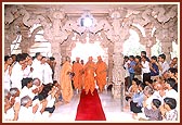 Swamishri offers pranams to the devotees awaiting for darshan