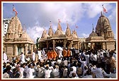 After Thakorji's darshan, Swamishri descends the mandir steps 