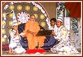 Swamishri blesses the volunteers during the 'Pasti Din' program