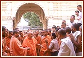 Swamishri happily responds to the enthusiasm of a youth