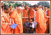 Swamishri blesses two children