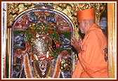 Engaged in darshan of Shri Hanumanji consecrated by Gopalanand Swami. Thousands come to be exorcised of ghosts and spirits