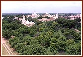 Yagnapurush Smruti Mandir (foreground), main mandir and giant gate in the background