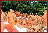 Swamishri shares a light moment with sadhus while circumambulating the Yagnapurush Smruti Mandir