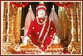 Shastriji Maharaj's murti decked with flowers on the day of Shraddh, Smruti Mandir