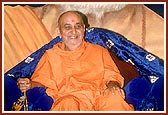 Divine moods of Swamishri during the assembly  