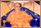 Divine moods of Swamishri during the assembly  