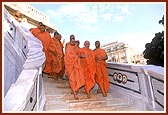 Swamishri descends the mandir steps after darshan