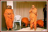 Swamishri sings the evening arti and ashtaks