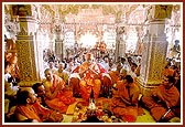 While Thakorji is being adorned, Swamishri and devotees chant the Swaminarayan dhun 