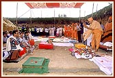 Swamishri performs the concluding rituals of the shilanyas ceremony