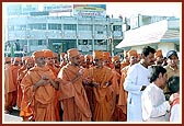 Sadhus chant the Swaminarayan dhun
