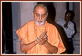 Swamishri offers humble respects, abhishek and prayers to Shri Nilkanth Varni 
