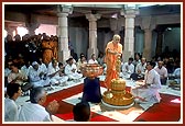 Swamishri offers abhishek to Nilkanth Varni amidst Vedic chantings 