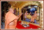 Swamishri performs pratishtha and arti of Sukh Shaiya in the mandir sanctum 